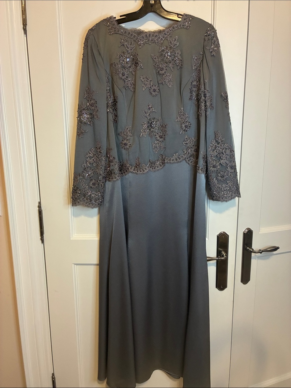 Serio Elegant Grey Embroidered Long Sleeve Evening Dress🔆